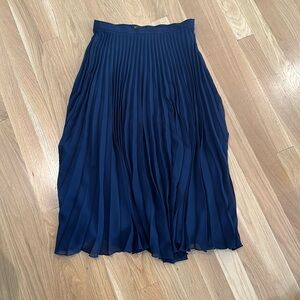Topshop navy pleated skirt zip closure at left side fully lined size 4